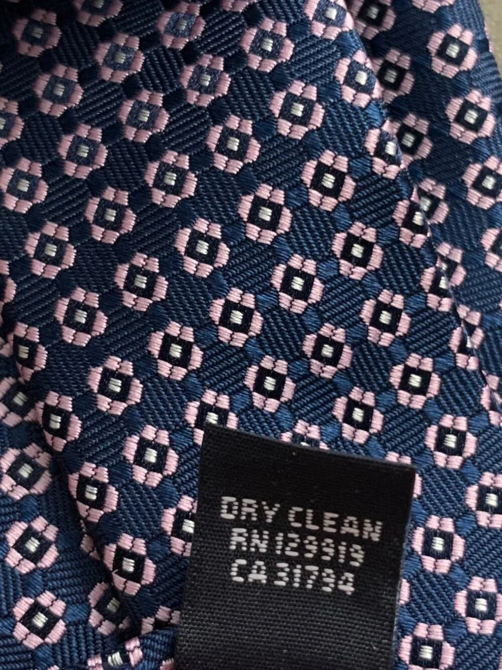 Tommy Hilfiger Men's 3'' Polyester Blend Neck Tie, Blue Pink Arvin Medallion